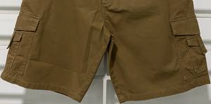 กางเกงขาสั้นคาร์โก้ของผู้ชายแบบผ้าทอลายทแยงดีไซน์ตามสั่งพร้อมกระดุมตกแต่งลายพื้นสำหรับฤดูร้อน - Product Image 4