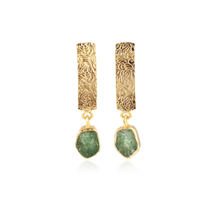 Pendientes hipoalergénicos de cuarzo verde fresa natural con textura de diseño, chapados en oro de 18k sobre latón. - Product Image 1