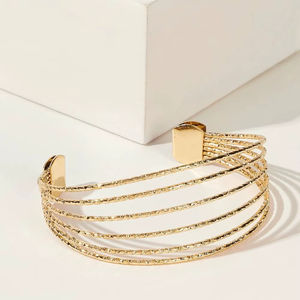 Brazalete de Metal de Diseño Minimalista que Combina con la Moda Moderna con un Estilo Discreto y Duradero - Product Image 1