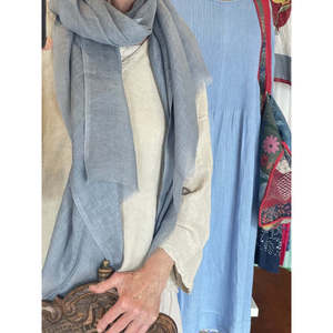 Pañuelo de Lino Azul Paloma para Protección Solar, Elegante y Transpirable - Product Image 1