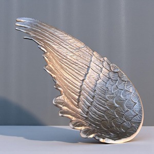 Bol décoratif en laiton en forme d'ailes modernes, élégant accent pour la maison, les événements, la table et les présentations festives, vente en gros en provenance d'Inde - Product Image 1