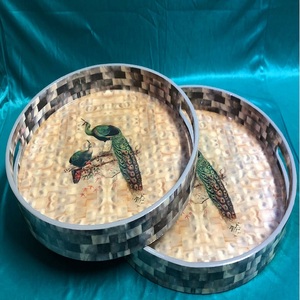 Plateau en résine et en bois sur mesure conçu des plateaux circulaires avec des motifs floraux et géométriques en bleu et blanc avec une bordure bleue - Product Image 6