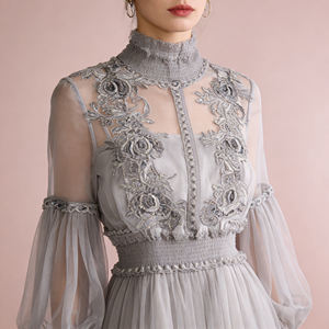 Robe de soirée cocktail élégante pour femme, personnalisable, en maille lavande avec dentelle florale, col montant et manches longues, collection 2026 - Product Image 1