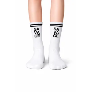 Chaussettes de sport à motif Savage de haute qualité, logo personnalisable sur le revers, respirantes et antibactériennes pour les athlètes en saison automnale - Product Image 2