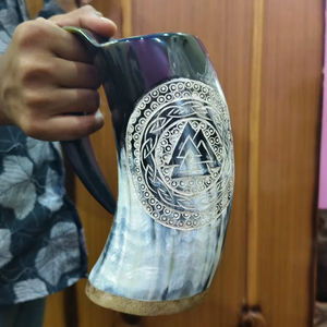 Taza/jarra de cuerno tallado de estilo religioso vikingo - Product Image 3