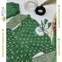 Presentación de traje Anarkali de color verde de seda pura de diseñador exclusivo fabricado por Royal Export en Surat Gujarat