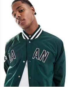 Chaqueta de béisbol Bomber Varsity de satén de poliéster 100% personalizada al por mayor para hombres cuello levantado con posición frontal del logotipo para el invierno - Product Image 1