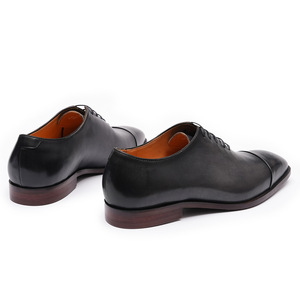Chaussures habillées en cuir de style brogue avec détails perforés et semelle intérieure amortissante pour hommes, idéales pour les rendez-vous professionnels - Product Image 4