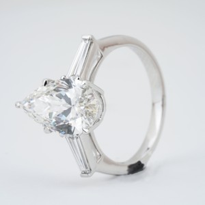 Bague de fiançailles et de mariage en or massif blanc, certifiée IGI, avec trois pierres de diamant de laboratoire de 3,5 carats, taille poire et baguette conique - Product Image 2
