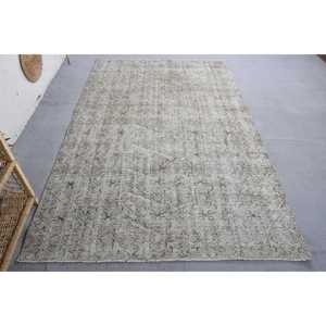 Alfombra Turca Vintage para Habitación de Adolescentes, Tapete de Retales Rectangulares de 5x8, Diseño de Respaldo de Látex, Lana Gris y Beige, Estilo Tabriz - Product Image 1