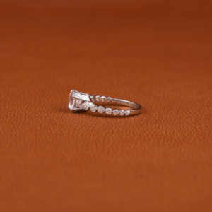 Diamante cultivado en laboratorio con anillo de diamante de corte redondo, Diamante lateral de corte redondo, anillo de compromiso cultivado en laboratorio en anillo de oro blanco sólido de 14KT - Product Image 2