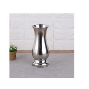 Vase contemporain élégant en métal et en verre Pièce décorative de table murale polyvalente pour la maison ou le bureau Design moderne - Product Image 4