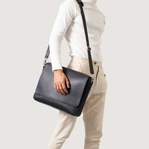 Bolso Mensajero de Cuero PU Carismatico para Hombre, Estilo Vintage a la Moda, con Botones y Cadenas Decorativas, Color Negro, para Primavera/Verano - Product Image 5
