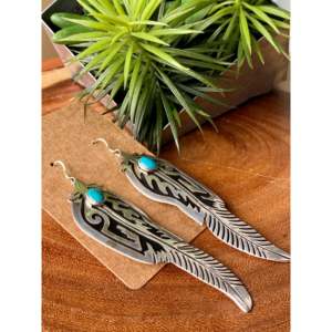 Pendientes colgantes de plumas de plata de ley y turquesa Tom and Rose Kingman de Singer - Product Image 2