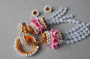 Ensemble de bijoux Mehndi à fleurs blanches faites à la main avec des coquillages de cauris bijoux Mayo artificiels pour les mariages et les cérémonies religieuses de l'Islam - Product Image 2