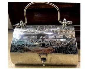 กระเป๋าคลัทช์งานฝีมือสไตล์อียิปต์ ดีไซน์ไม่ซ้ำใคร พร้อมสายสะพายโซ่และตัวล็อคแม่เหล็ก - Product Image 4