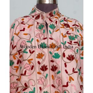 Veste courte en velours bohème à fleurs brodée à la main, avec doublure en laine, vestes Suzani faites à la main pour femmes - Product Image 3