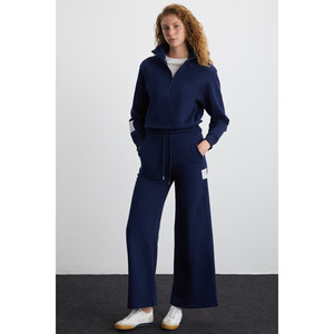 GRIMELANGE Laury Pantalon de survêtement pour femme en coton biologique ultra doux à jambe large avec détail d'étiquette classique - Product Image 1