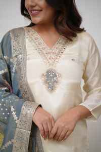 2024 nuevo vestido Kurti bordado de 3 piezas para mujer India Venta caliente ropa de fiesta hecha de viscosa Balaji Exports precio al por mayor - Product Image 6