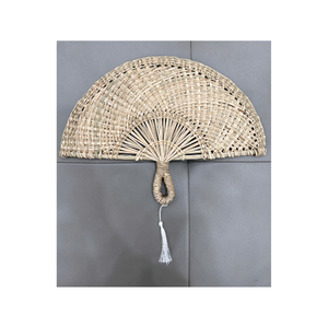 Seagrass Handfan Natural tejido plegable Handfan respetuoso con el medio ambiente hecho a mano recuerdo Handfan boda Favor a granel Tropical evento regalo - Product Image 1
