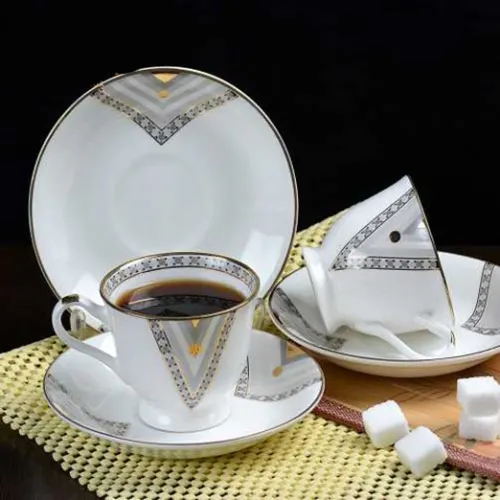कप और तश्तरियों को आसान भंडारण के लिए एक पर रखा जा सकता है कप और तश्तरी पैटर्न कप कॉफी या चाय की खपत के लिए डिज़ाइन किया गया है