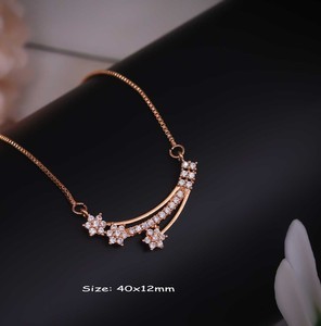 Collier pendentif floral incurvé en alliage de haute qualité avec pierres en zircone cubique (AD) plaqué or, bijoux de mode - Product Image 3