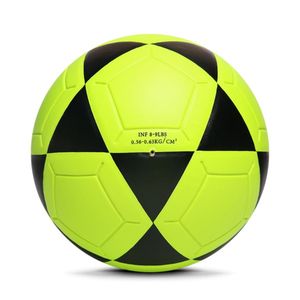 Pallone da calcio in PVC incollato verde brillante per la pratica scolastica o la formazione del Club giovanile con pannelli durevoli e facile controllo - Product Image 3