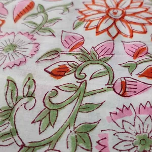 Tissu en coton imprimé à la main Sanganeri, écologique, blanc et orange, à motifs floraux, pour ameublement - Product Image 1