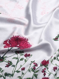 Écharpe en satin personnalisée à la mode avec impression personnalisée et marque blanche pour les événements d'entreprise, la publicité et le marketing - Product Image 5