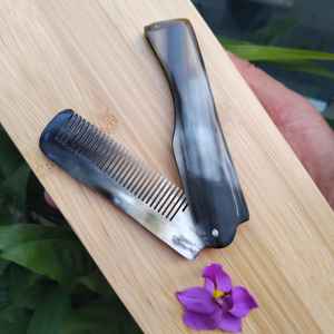 Le peigne en corne artisanal The Craft Exim, gravé à la main, pour le soin quotidien et une utilisation des cheveux lisses. - Product Image 6