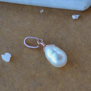 Colgante de Perla en Forma de Lágrima, Piedra Natal de Junio, Perla Blanca, Chapado en Oro Rosa, Joyería Delicada Hecha a Mano - Product Image 1