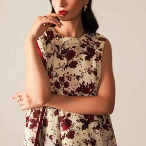 Tenue de pelouse trois pièces pour dames chemise en coton cousue sur mesure pantalon imprimé et dupatta au design de haute qualité - Product Image 4