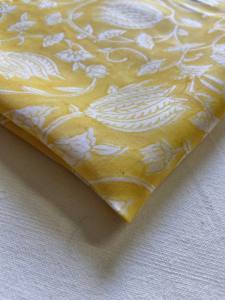 ผ้าฝ้ายพิมพ์ลายดอกไม้สีเหลืองมัสตาร์ดและสีขาว ลายเถาวัลย์ พิมพ์ด้วยมือ งานฝีมือดั้งเดิม - Product Image 5