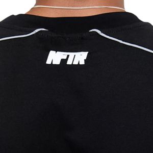 T-shirt de style football surdimensionné pour homme, coton 270GSM, épaules tombantes, streetwear, avec badge brodé sur la poitrine - Product Image 3