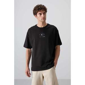 เสื้อยืดคอกลมโอเวอร์ไซส์พิมพ์ลายสำหรับผู้ชาย Tommylife Wholesale รุ่น 88325 สีดำ - FIESTA - Product Image 4