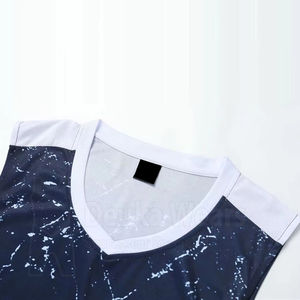 Tenues de basket-ball personnalisées OEM, imprimées par sublimation, en tissu polyester de haute qualité, pour les sports d'équipe - Product Image 2