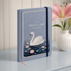 Agenda Personalizzata LABON Swan Lake Blu Polvere con Copertina Rigida in Lino, Titolo in Caratteri <span class=keywords><strong>Bianchi</strong></span>, Cigni e Ninfee, Bordi Dorati, Elastico Blu Navy - Product Image 4