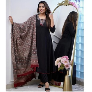 Les femmes de qualité supérieure portent Viscose Chanderi Kurti avec Dupatta et pantalon disponibles au meilleur prix chez Indai - Product Image 1