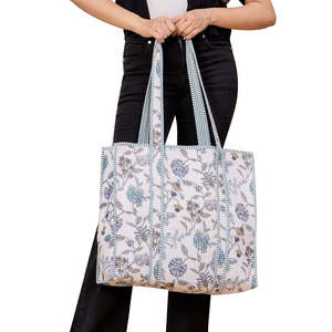 Sac de courses en coton fait main avec impression blanche et fermeture ouverte, décoration brodée - Product Image 1