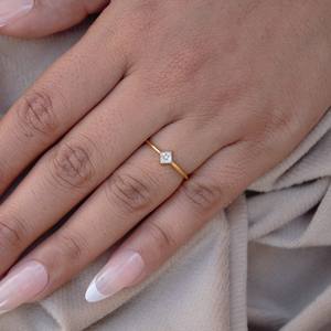 Bague Moissanite délicate en or massif 18 carats coupe princesse pierre unique dans un cadre de lunette élégant pour cadeau - Product Image 2