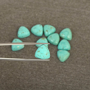 Cabujones sueltos naturales hechos a mano de turquesa de Arizona, piedras preciosas cortadas, forma de triángulo de tamaño personalizado para accesorios de fabricación de joyas - Product Image 2