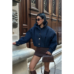 Chaqueta vaquera azul marino para mujer con detalles plisados - Product Image 4