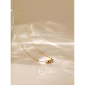 สร้อยคอจี้รูปโลมาและวาฬชุบทองทันสมัย พร้อมไข่มุกลอยน้ำ ไม่หมอง สำหรับเป็นของขวัญเพื่อนหรือของขวัญสำหรับเธอ - Product Image 3