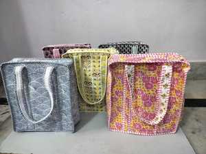 Sac fourre-tout d'été pour femme en coton matelassé imprimé à la main en Inde, doublé, avec motif jungle brodé - Product Image 6