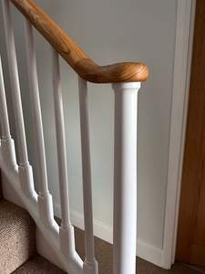 Vente en gros de rampes d'escalier traditionnelles en bois d'EFS Vietnam, en chêne rouge, en caoutchouc, écologiques, pour escaliers intérieurs et extérieurs, usinées par CNC - Product Image 6