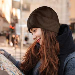 Bonnet d'hiver polaire à la mode bonnet épais et doux unisexe design tricoté chaud parfait pour les voyages et le froid extérieur - Product Image 4