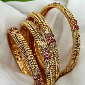 Juego de cuatro brazaletes de aspecto hermoso mate chapado en oro de diseñador de la mejor calidad, brazaletes que se pueden abrir con estilo para mujer para ropa de boda - Product Image 1