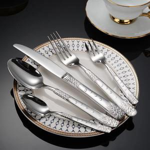 Hermoso juego de cubiertos chapados en oro con mango en relieve de acero inoxidable, tenedor brillante, cuchara, cuchillo, cubiertos para boda - Product Image 1