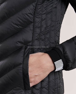 Doudoune personnalisée avec logo OEM vente en gros vêtements d'hiver ultralégers manteaux veste en duvet matelassée respirante légère pour femmes - Product Image 3