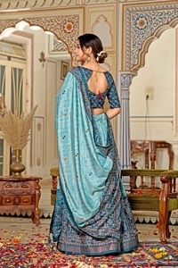 La última moda de seda Tussar con estampado Minakari y trabajo de lámina Lehenga Choli Compras en línea al precio más bajo - Product Image 4
